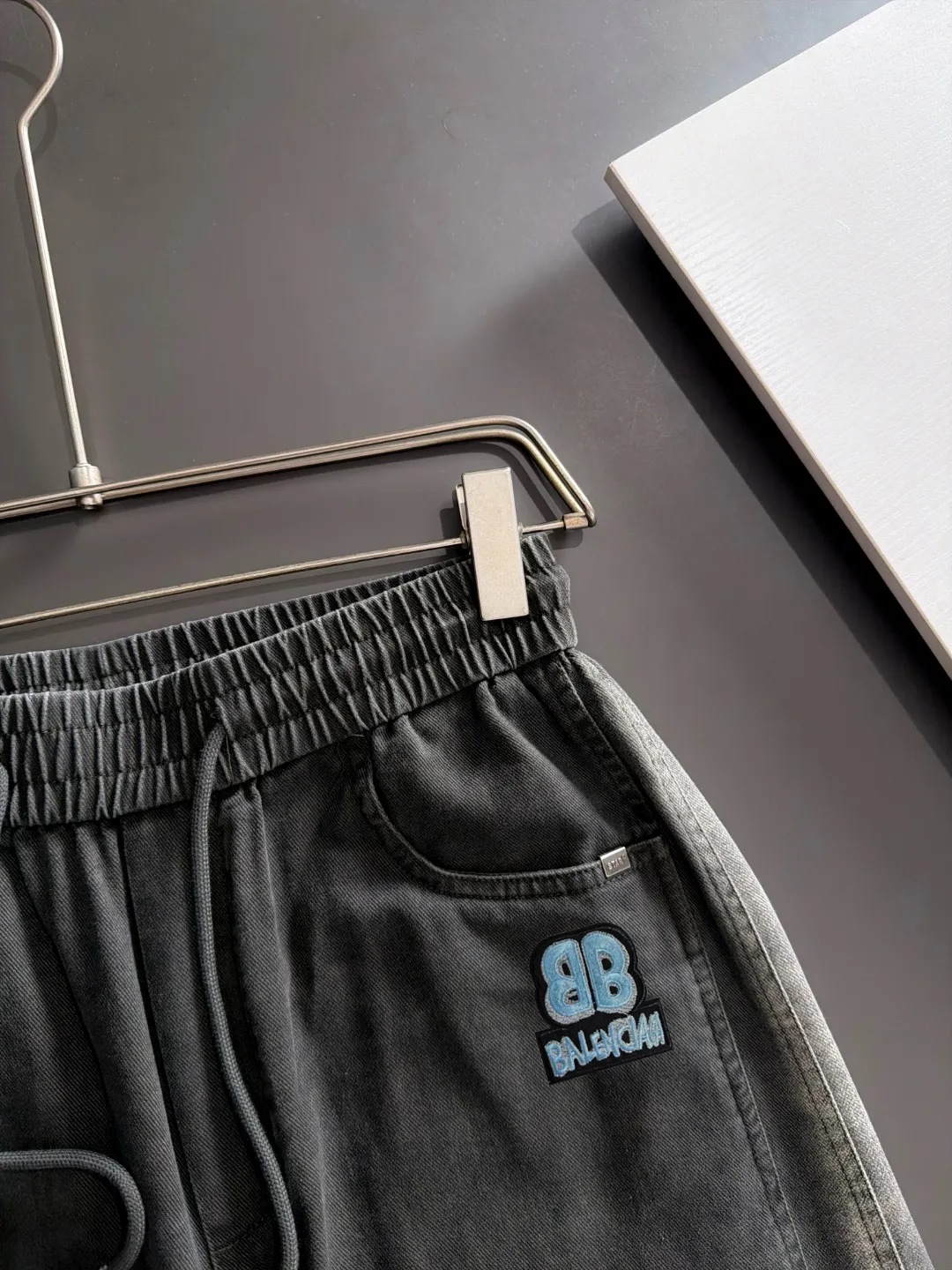 Next day shipment P195 Balenciaga High Quality 2026 Autumn and Winter New Arrival elastic band casual pants, counter-customized fabrics, Breathable, high comfort, impeccable details, brand element design concept, reflecting high quality. It feels delicate and soft! It presents a casual cut and the upper body shape is great! Sizes:S-3XL